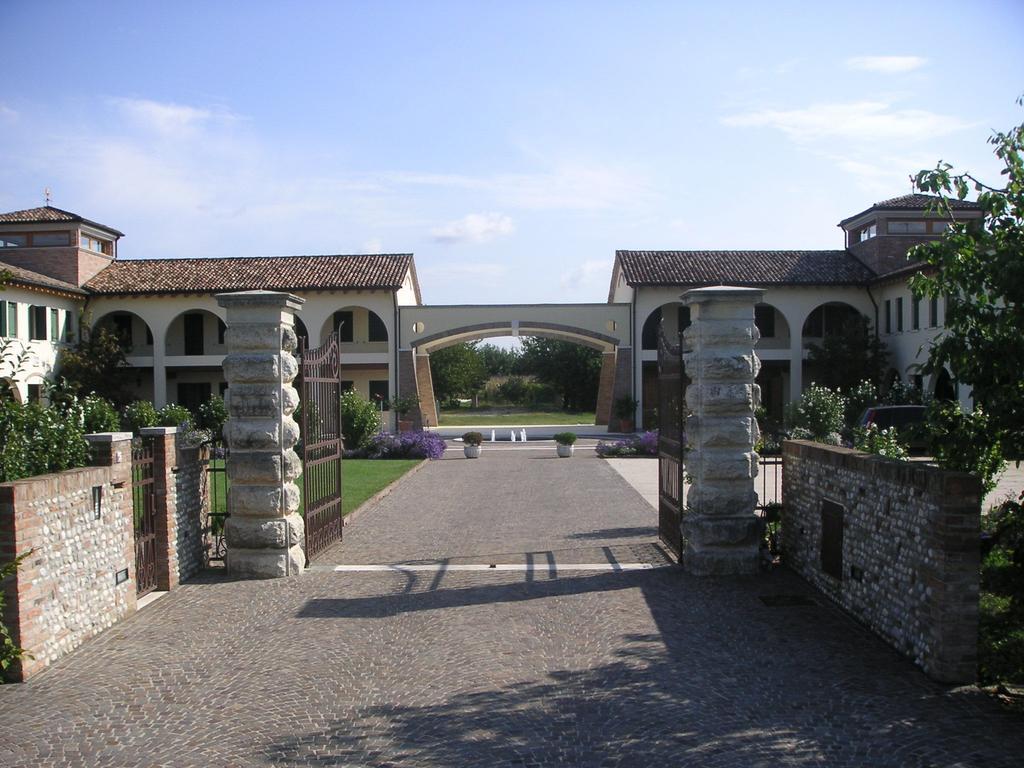 Agriturismo Due Torri Монтебеллуна Номер фото